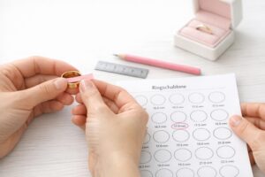 Mehr über den Artikel erfahren Wie finde ich die richtige Ringgröße heimlich heraus?
